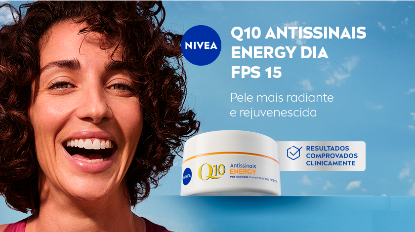 Mulher sorrindo ao lado do produto NIVEA Q10 Antissinais Energy Dia com o fundo de céu. Ao lado, um selo cinza apresenta resultados clinicamente comprovados.