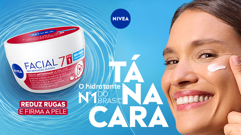 Fundo azul claro. Ao centro, pote do creme NIVEA Facial 7 em 1 Antissinais Ultraleve, com tampa vermelha e embalagem branca e azul. O produto está levemente inclinado. À direita, uma mulher sorri enquanto aplica o produto.