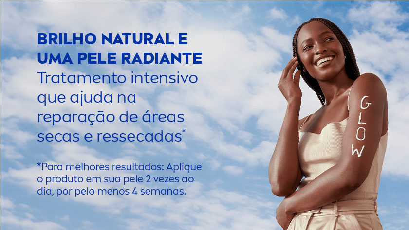 Mulher sorrindo com a palavra “GLOW” escrita no braço, com textura de creme. O fundo é um céu azul.