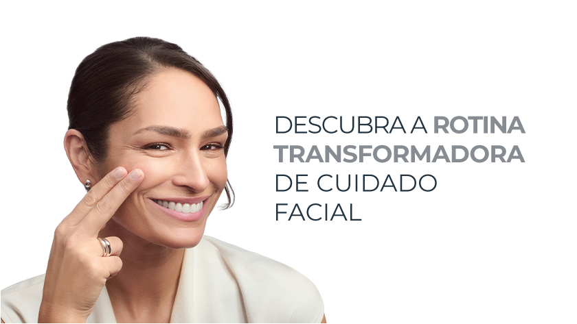 Mulher aplicando o produto no rosto com expressão satisfeita. Ao lado, texto em destaque.