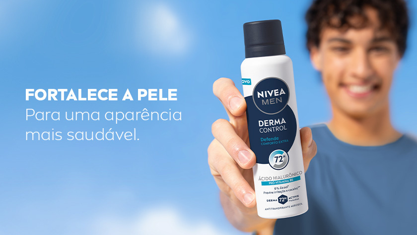 Fundo azul suave com homem sorrindo segurando o desodorante.