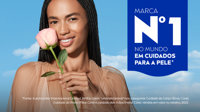 Mulher negra com tranças segurando uma rosa