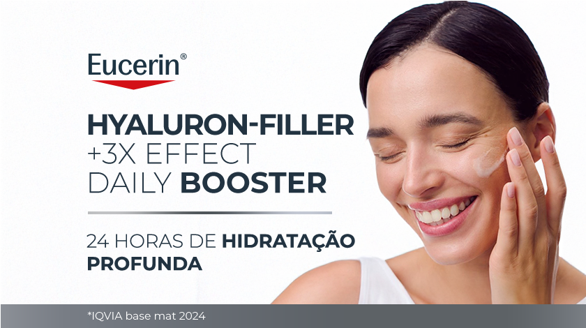 Imagem com fundo branco. Ao lado direito, uma mulher sorri de olhos fechados, enquanto aplica o produto suavemente no rosto.