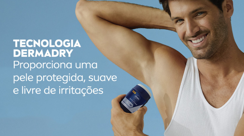 Ao lado direito, um homem de regata branca sorri, levantando os braços e aplicando o desodorante. O fundo é azul claro.