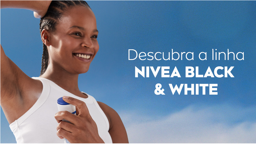 Descubra a linha NIVEA BLACK & WHITE Imagem com fundo de céu azul. Ao lado esquerdo, uma modelo sorri, enquanto levanta o braço, para aplicar o desodorante.