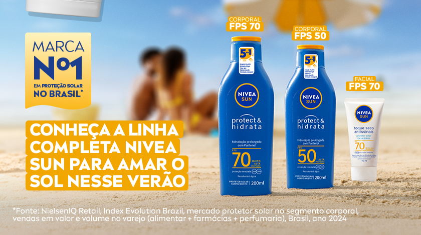 Diversos produtos da linha NIVEA Sun Protect & Hidrata estão organizados sobre a areia da praia, com mar e céu ao fundo. Destaque para diferentes fatores de proteção solar e selo de marca número 1 no Brasil.