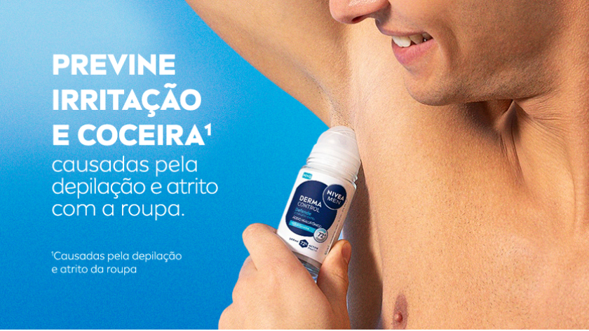 Imagem com fundo azul claro. Ao lado direito, um modelo levanta o braço para aplicar o desodorante em stick na axila.