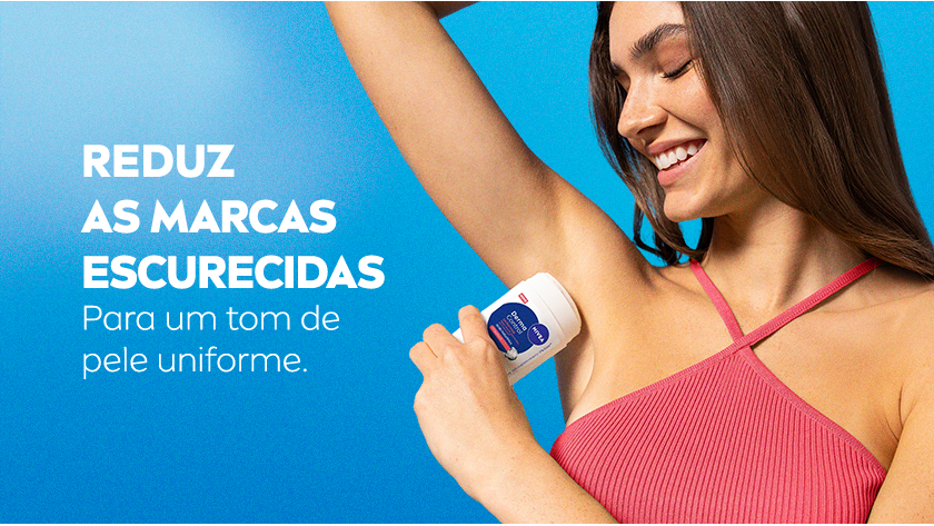Imagem com fundo azul claro. Ao lado direito, uma modelo levanta o braço para aplicar o desodorante em stick na axila.