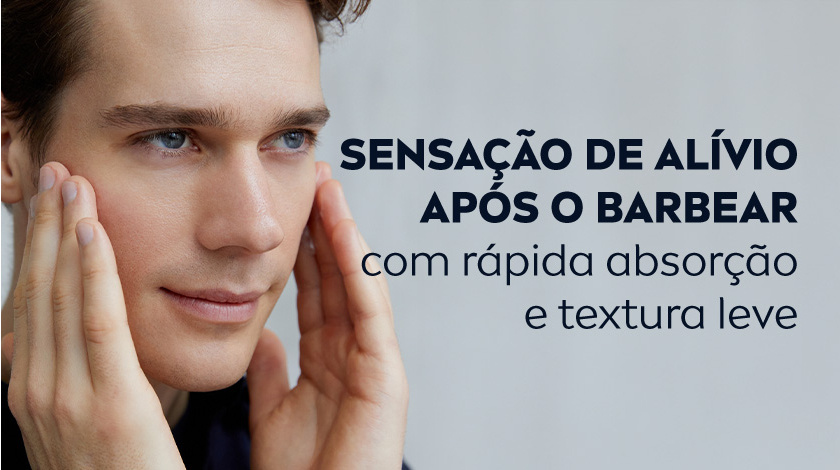 Homem passando a mão no rosto. O fundo é cinza claro.