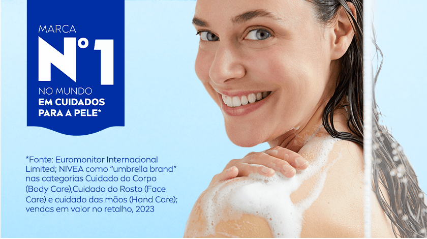 Mulher sorridente aplica sabonete espumado no ombro, acompanhada de selo que destaca a NIVEA como marca número 1 em cuidados com a pele no mundo, sobre fundo azul claro.