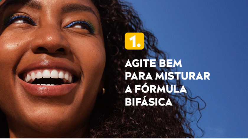 Imagem com fundo azul. Ao lado esquerdo, uma mulher aparece sorrindo e olhando para cima.