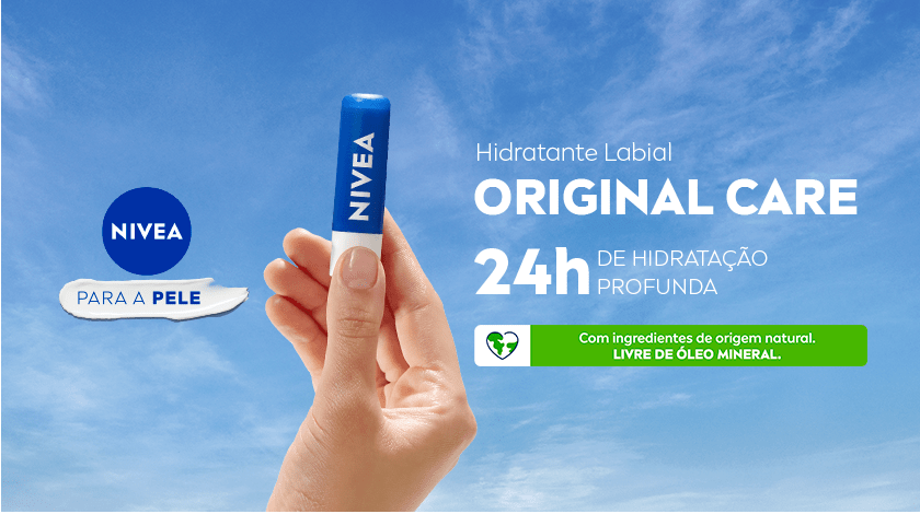 Hidratante labial NIVEA com 24h de hidratação profunda e livre de óleo mineral Mão segurando um hidratante labial NIVEA Original Care sob o céu azul, com destaque para seus benefícios de hidratação por 24 horas e ingredientes naturais.