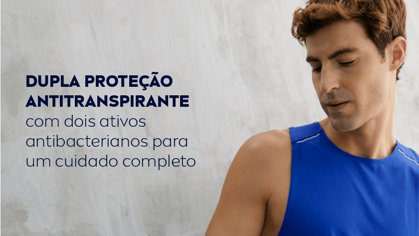 Homem branco de cabelo castanho-claro usa regata azul e olha para a própria axila. Ao lado, texto institucional sobre os benefícios do desodorante masculino, com foco em proteção antitranspirante e ativos antibacterianos.