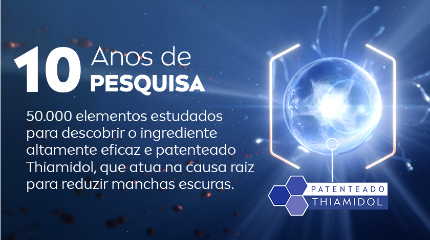 Imagem destacando a pesquisa do ingrediente Thiamidol. O fundo é azul escuro com partículas brilhantes dispersas. No lado direito, há uma esfera luminosa azul cercada por traços brancos que a destacam. No canto inferior direito, um selo hexagonal azul indica 