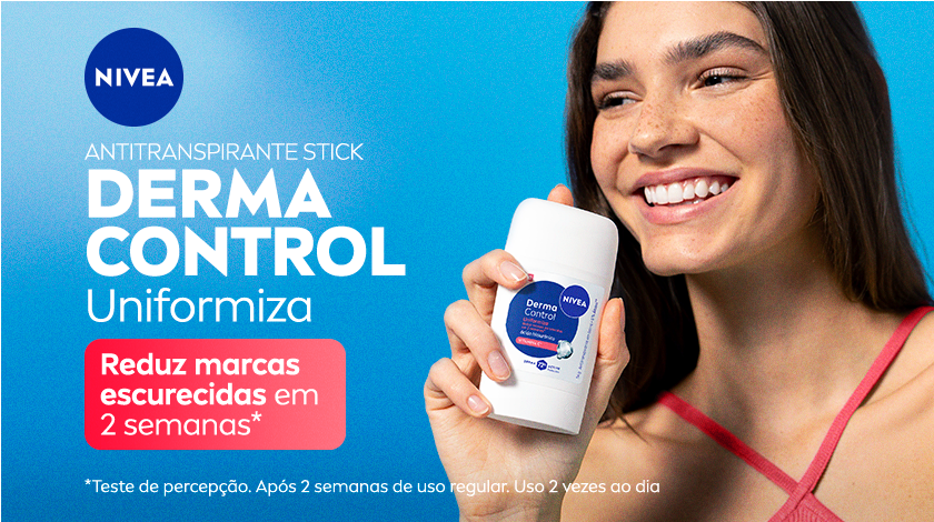Imagem com fundo azul claro. Ao lado direito, uma modelo sorri enquanto segura o desodorante em stick.