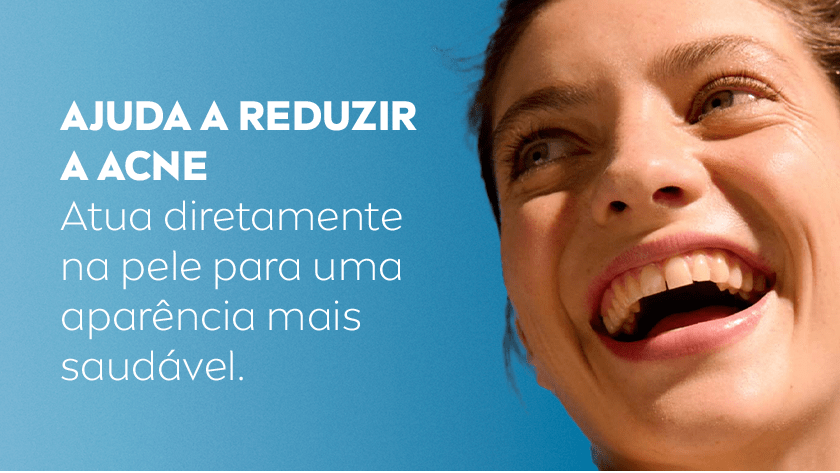 Mulher sorri enquanto olha para cima, o fundo é um céu azul.