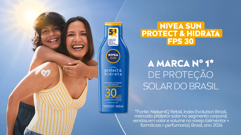 Mulher sorridente abraça uma criança ao ar livre sob o sol. À direita, aparece um frasco de protetor solar NIVEA Sun Protect & Hidrata FPS 30. O fundo é azul com luz do sol.
