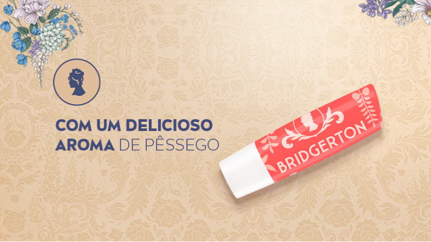 Imagem com destaque para a embalagem em tom de pêssego do hidratante. O fundo é claro, com iluminação suave e elementos florais sutis em tons pastel.