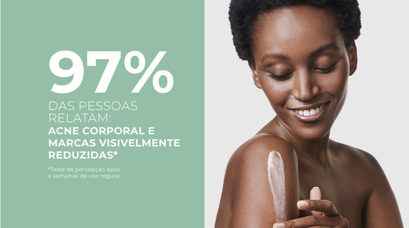 Um banner grande com uma modelo sorrindo de costas, aplicando o creme no ombro. À esquerda, um texto branco em destaque em um fundo verde.