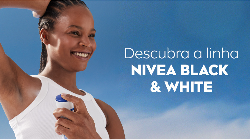 Imagem com fundo de céu azul. Ao lado esquerdo, uma modelo sorri, enquanto levanta o braço, para aplicar o desodorante.