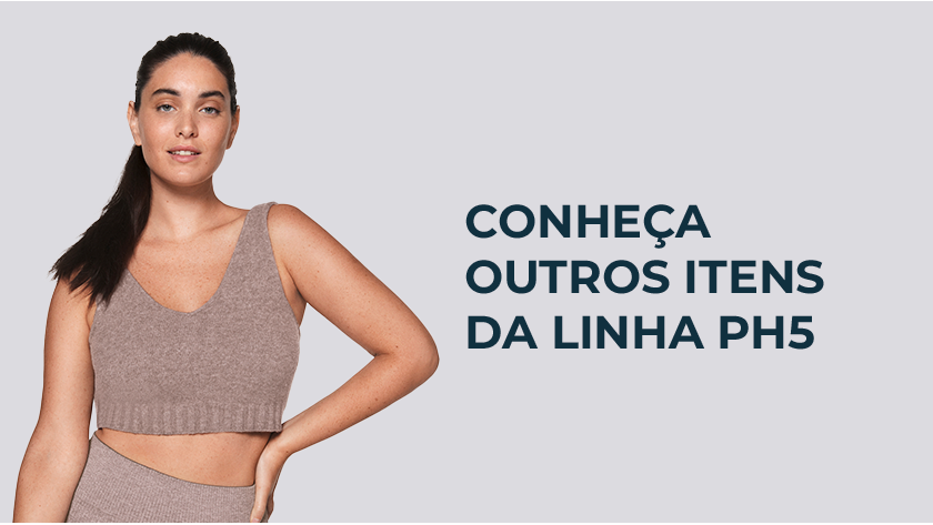 Imagem com fundo neutro. Ao lado esquerdo, uma mulher aparece em destaque, com a mão na cintura.