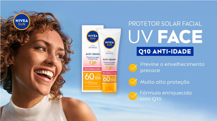 Fundo azul e céu claro. À esquerda, uma mulher de cabelos cacheados e castanhos, com expressão feliz, ela usa uma camiseta branca e olha para o lado. No centro, aparecem dois protetores solares faciais da linha NIVEA Sun UV Face Q10 Anti-idade, com FPS 60.  Os textos são acompanhados por ícones de check em círculos amarelos. O logo da NIVEA Sun aparece no topo esquerdo da imagem.