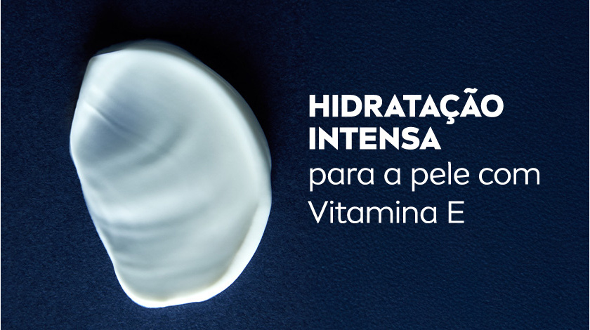 Close da textura branca cremosa do NIVEA MEN Creme sobre fundo azul escuro.
