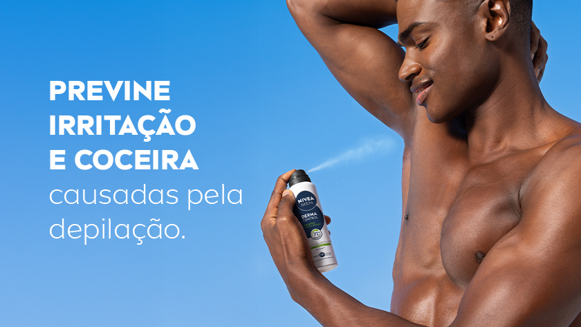 Um homem sem camisa, aplica o desodorante na axila. O fundo é um céu azul.