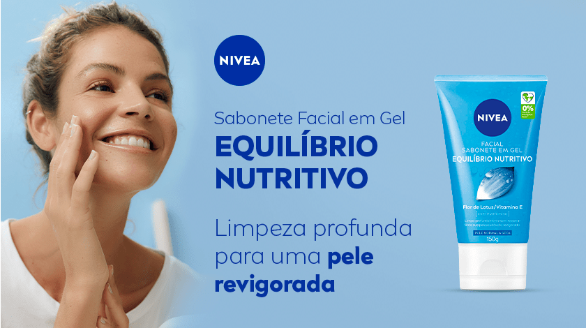 Fundo azul claro. À esquerda, uma mulher de pele clara e cabelos presos sorri enquanto aplica o sabonete facial no rosto. À direita, aparece o produto em destaque: uma bisnaga azul do Sabonete em Gel Equilíbrio Nutritivo da NIVEA com 150g. Acima, o logo circular azul da NIVEA.