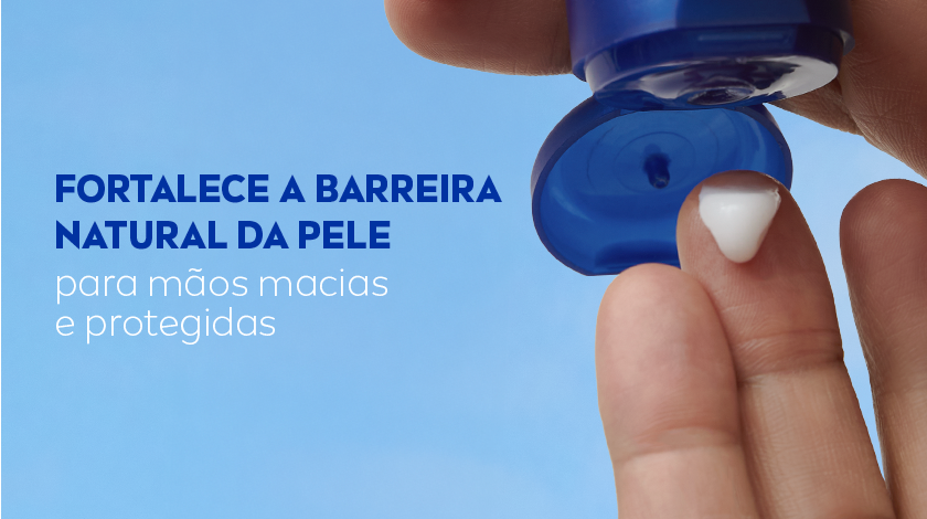 FORTALECE A BARREIRA NATURAL DA PELE para mãos macias e protegidas Close de mãos aplicando o creme. O fundo é um céu azul.
