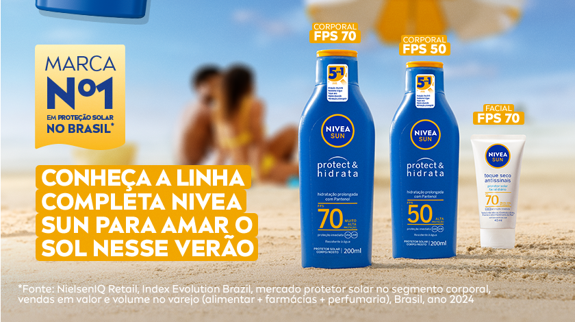 Diversos produtos da linha NIVEA Sun Protect & Hidrata estão organizados sobre a areia da praia, com mar e céu ao fundo. Destaque para diferentes fatores de proteção solar e selo de marca número 1 no Brasil.