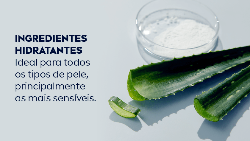 Fundo em tom azul claro. À direita, folhas de aloe vera cortadas ao meio, mostrando o interior úmido e translúcido. Atrás, um recipiente de vidro transparente com um pó branco