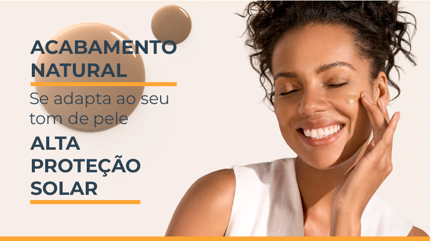 Mulher aplicando o produto no rosto, com tom de pele uniforme. Ao lado esquerdo, a textura do produto é apresentada.