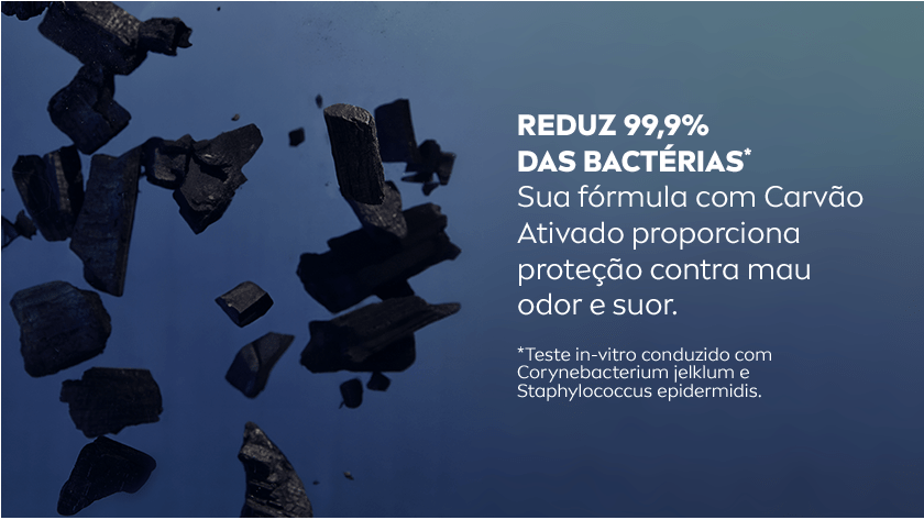 Fragmentos de carvão ativado flutuando sobre fundo azul escuro.
