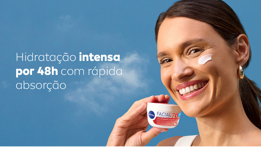 Fundo azul com nuvem discreta. Mulher sorridente segura o pote do creme NIVEA Facial 7 em 1 com uma mão e exibe o produto aplicado na bochecha. À esquerda, texto em branco e azul destaca hidratação intensa por 48 horas.