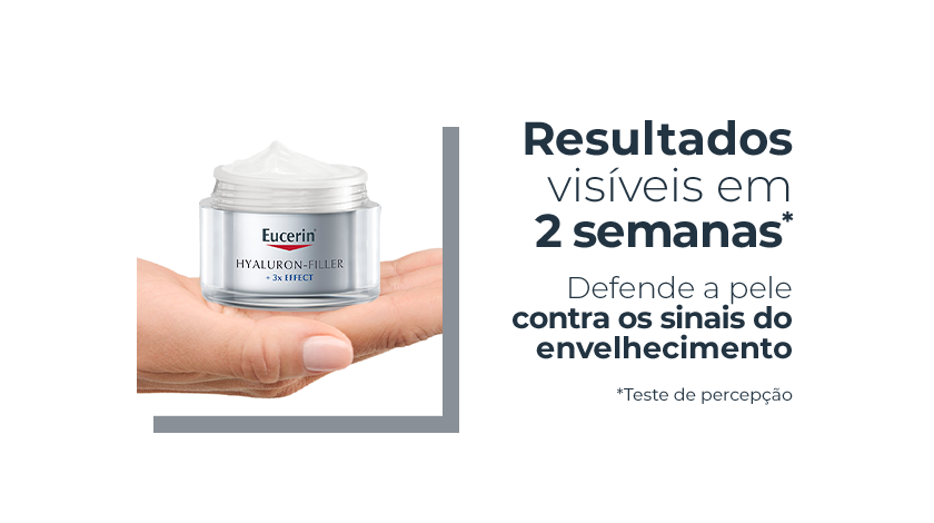 Imagem com fundo branco. Ao lado esquerdo, uma mão em destaque segura o produto.