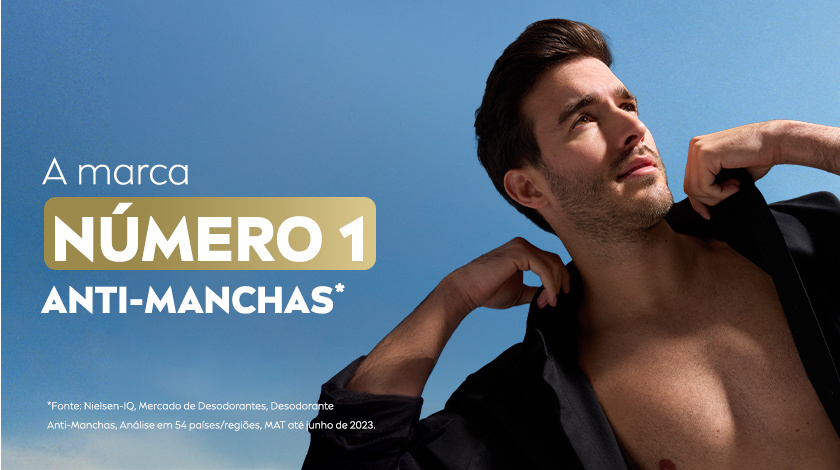 Imagem com fundo azul. Ao lado direito, um modelo aparece em destaque com a camisa aberta.