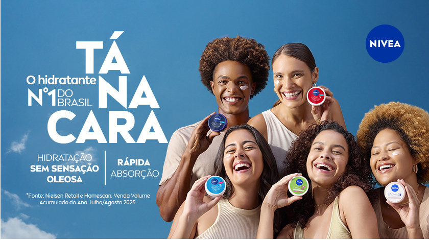 Fundo azul claro com logo da NIVEA no canto superior direito. Grupo diverso de cinco pessoas sorridentes segura diferentes versões do creme facial NIVEA. Ao lado esquerdo, texto grande em branco e azul diz “Tá na cara” com mensagens de hidratação sem sensação oleosa e rápida absorção.