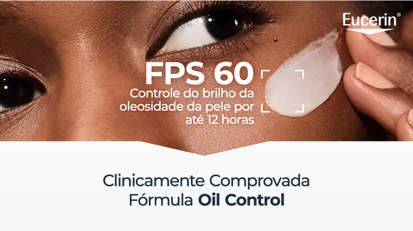 Close-up do rosto de uma pessoa com pele negra aplicando protetor solar no rosto, destacando a textura do produto e o acabamento na pele com aparência uniforme e sem brilho excessivo.