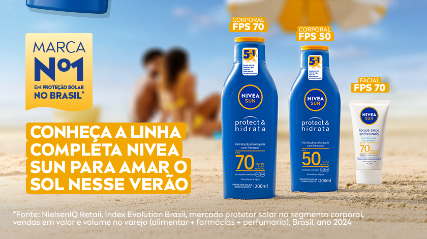 Diversos produtos da linha NIVEA Sun Protect & Hidrata estão organizados sobre a areia da praia, com mar e céu ao fundo. Destaque para diferentes fatores de proteção solar e selo de marca número 1 no Brasil.