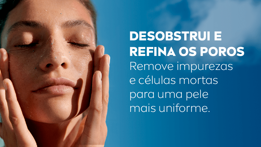 Mulher passa as mãos no rosto aplicando o produto, enquanto fica com os olhos fechados. O fundo é um céu azul.