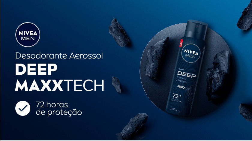 Imagem do desodorante aerosol NIVEA MEN Deep MaxxTech cercado por carvão em fundo azul escuro.