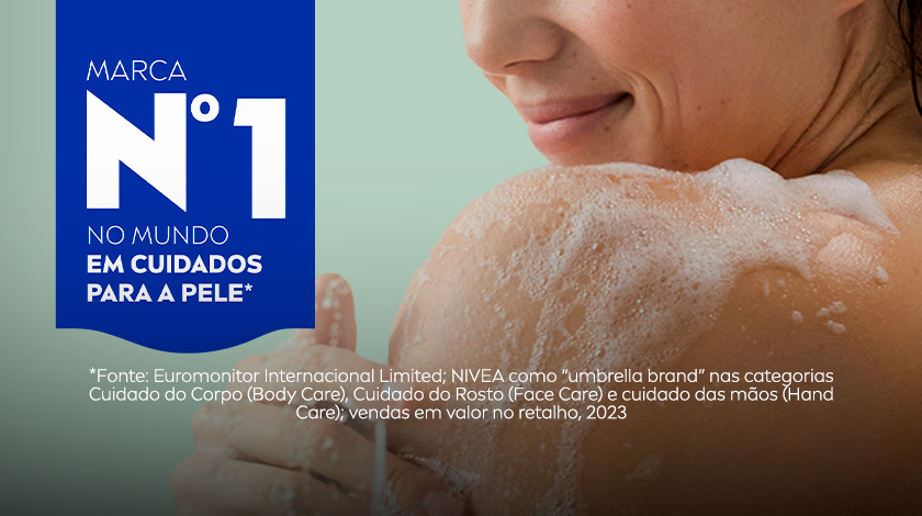 Mulher de costas com espuma abundante no corpo durante o banho, com selo azul destacando NIVEA como a marca número 1 em cuidado com a pele mundo.