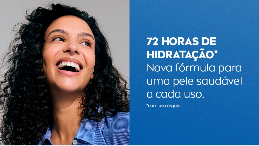 Mulher de cabelos cacheados sorrindo, em fundo azul dividido com texto sobre hidratação prolongada.