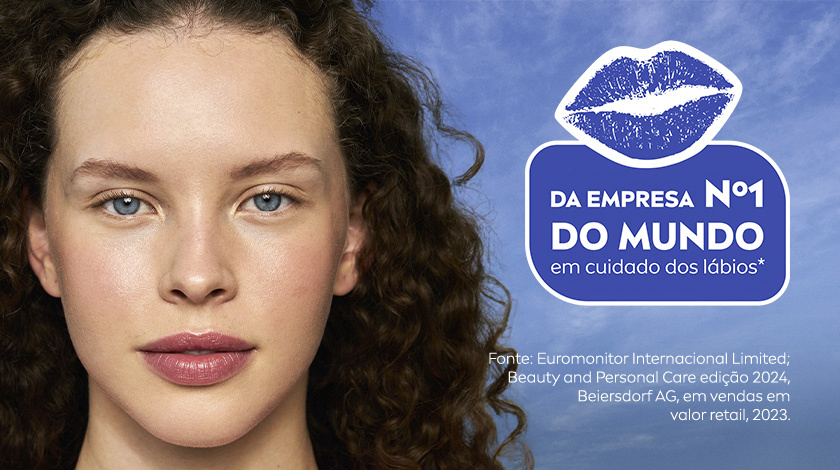 Mulher com cabelos cacheados, rosto suave e confiante com selo “da marca nº1 do mundo” em destaque sobre fundo azul.