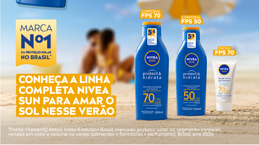 Diversos produtos da linha NIVEA Sun Protect & Hidrata estão organizados sobre a areia da praia, com mar e céu ao fundo. Destaque para diferentes fatores de proteção solar e selo de marca número 1 no Brasil.