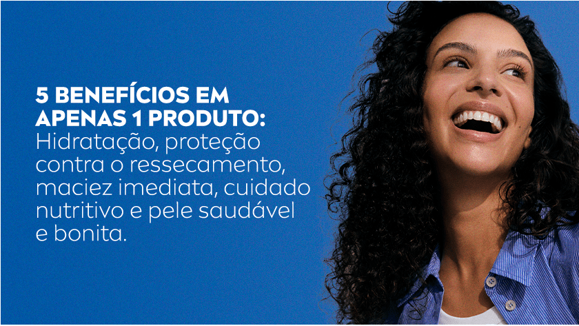 Uma mulher sorri, enquanto olha para cima, ela usa uma camiseta branca com uma jaqueta azul. O fundo da imagem é azul escuro.