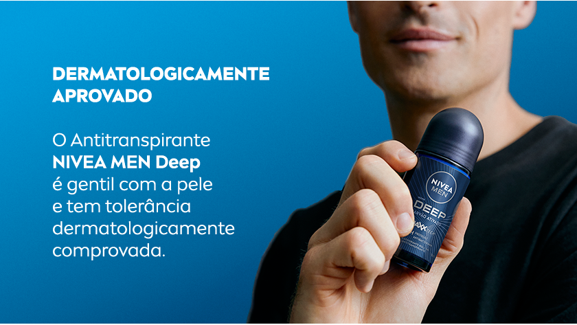 Homem segurando o desodorante roll-on NIVEA MEN Deep em fundo azul claro. Texto à esquerda destacando que o antitranspirante é gentil com a pele e tem tolerância dermatologicamente comprovada.