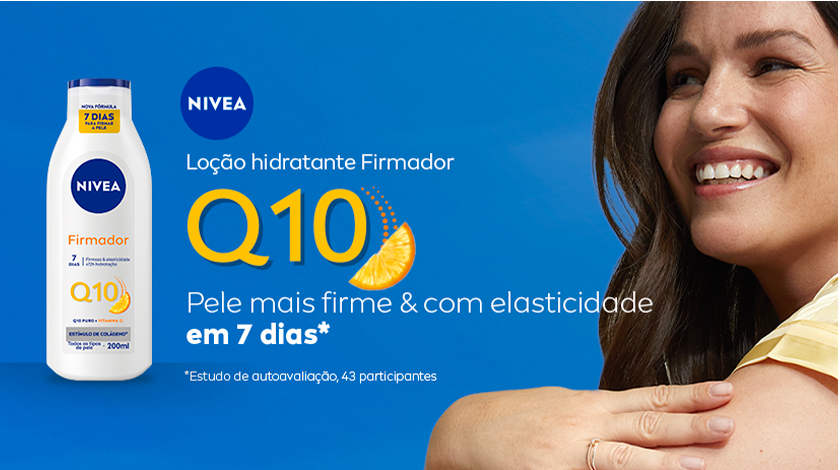 imagem com fundo azul em tom médio, produto localizado a esquerda da imagem, texto localizado a esquerda e modelo localizada na direita da imagem