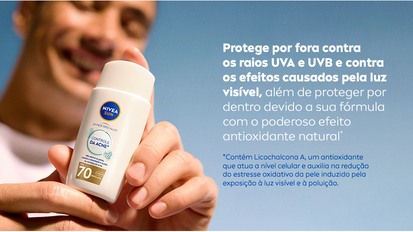 Homem desfocado segura o frasco do protetor solar NIVEA contra céu azul. À esquerda, texto em fonte branca e azul.